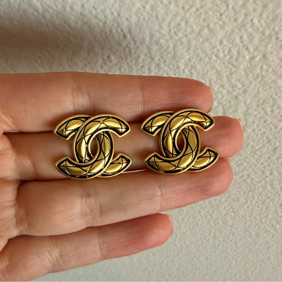 💛Vintage Chanel Gold Quilted CC Logo Statement Earrings✨ - Picture 4 of 13